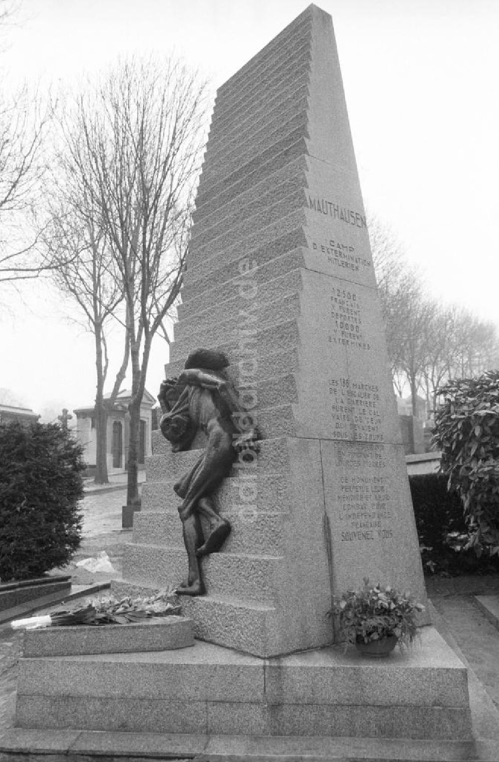 Paris: Denkmal Mauthausen auf dem Friedhof Pere Lachaise in Frankreich-Paris