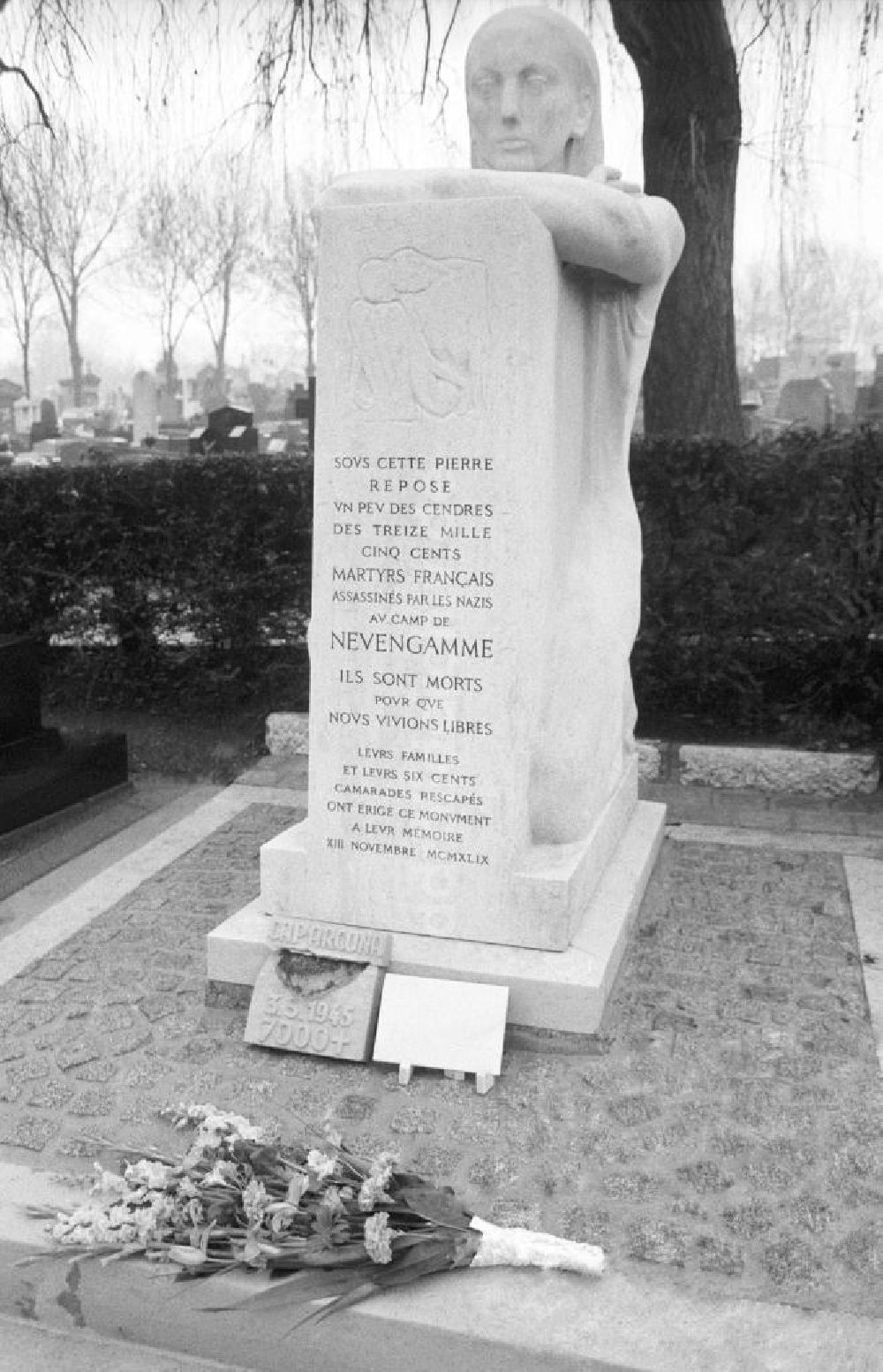 DDR-Fotoarchiv: Paris - Denkmal Neuengamme auf dem Friedhof Pere Lachaise in Frankreich-Paris