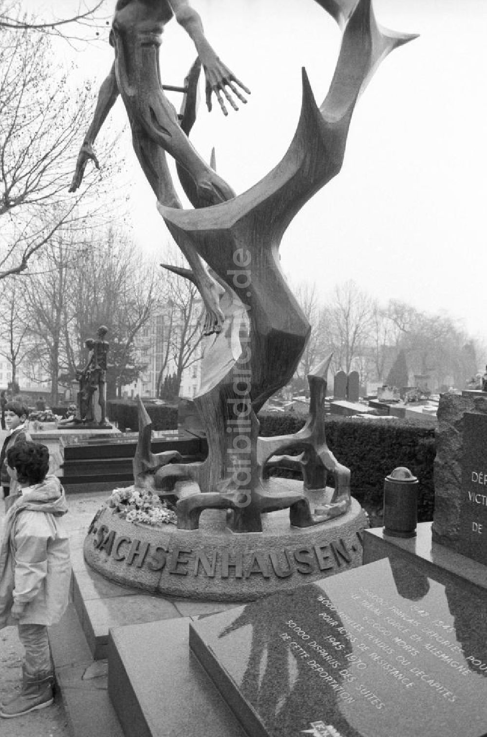Paris: Denkmal Oranienburg-Sachsenhausen auf dem Friedhof Pere Lachaise in Frankreich-Paris
