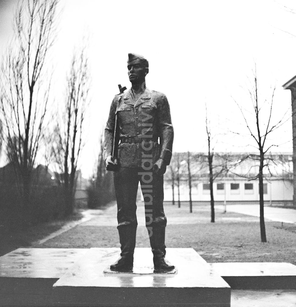 DDR-Fotoarchiv: Berlin - Denkmal eines Soldaten vor der Stadtkommandantur von Berlin, geschaffen von Hans Eickworth (Bildhauer) Foto: Lange Umschlagnr