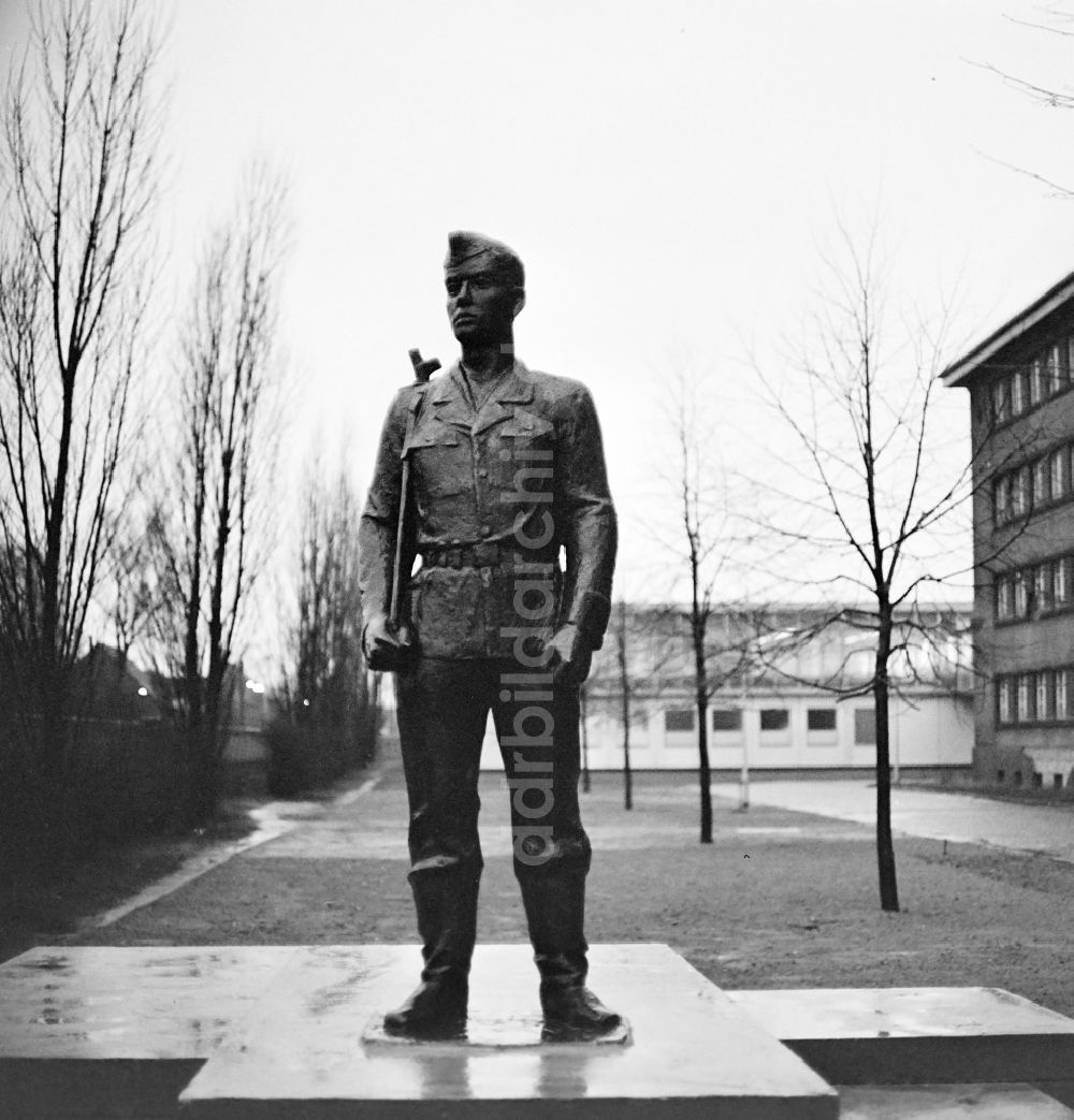 Berlin: Denkmal eines Soldaten vor der Stadtkommandantur von Berlin, geschaffen von Hans Eickworth (Bildhauer) Foto: Lange Umschlagnr
