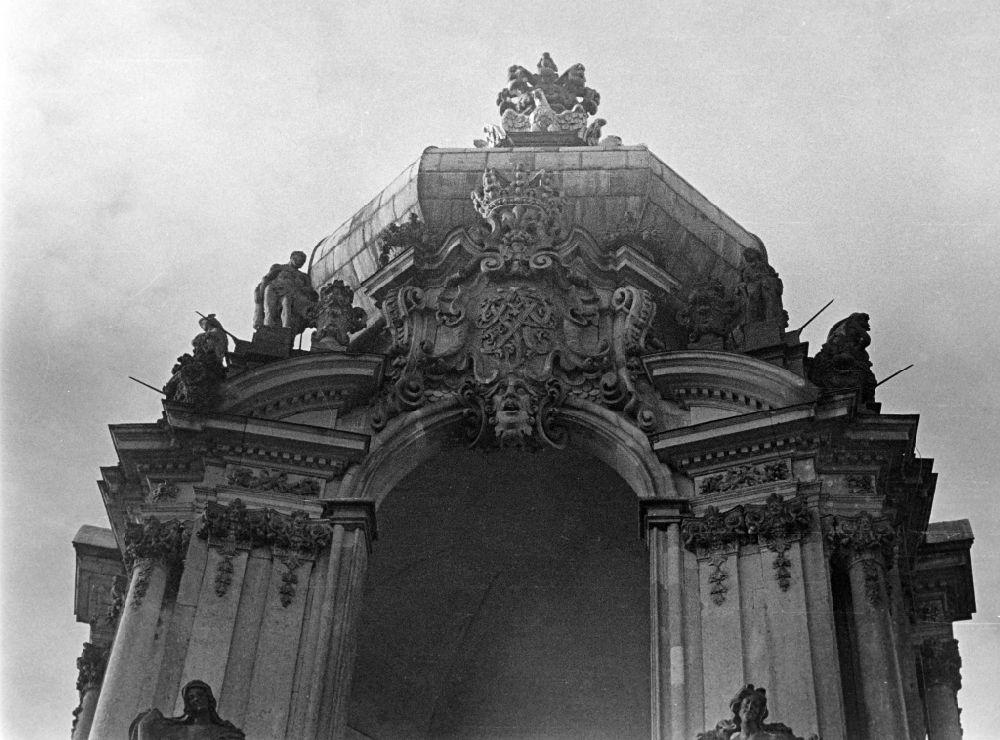 DDR-Fotoarchiv: Dresden - Denkmalschutz- Kronentor in Dresden in der DDR