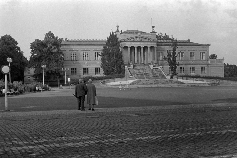 DDR-Bildarchiv: Schwerin - Denkmalschutz- Staatliches Museum in Schwerin in der DDR