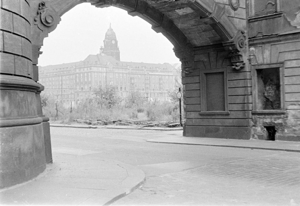 Dresden: Denkmalschutz- Taschenbergpalais in Dresden in der DDR