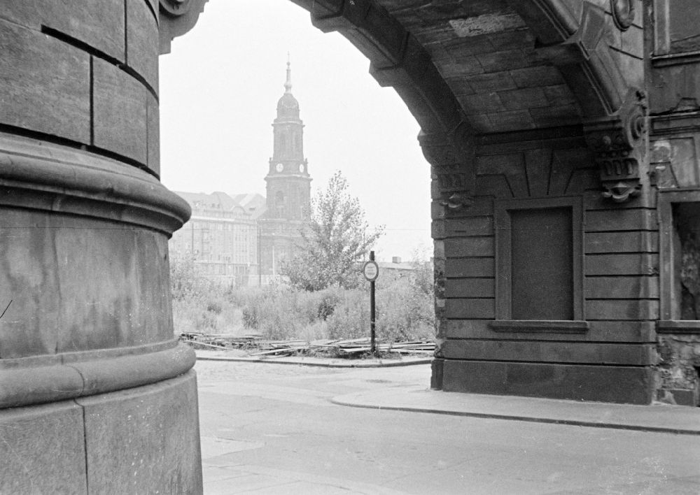 DDR-Bildarchiv: Dresden - Denkmalschutz- Taschenbergpalais in Dresden in der DDR