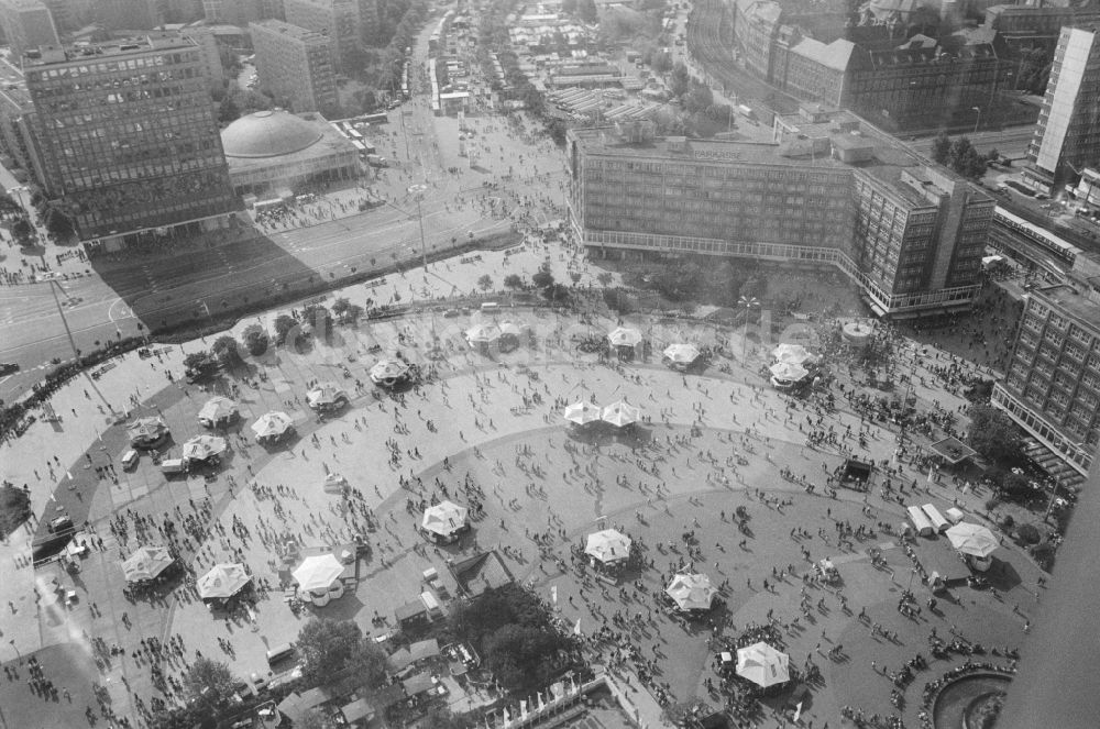 DDR-Fotoarchiv: Berlin - Der Alexanderplatz von oben betrachtet in Berlin, der ehemaligen Hauptstadt der DDR, Deutsche Demokratische Republik