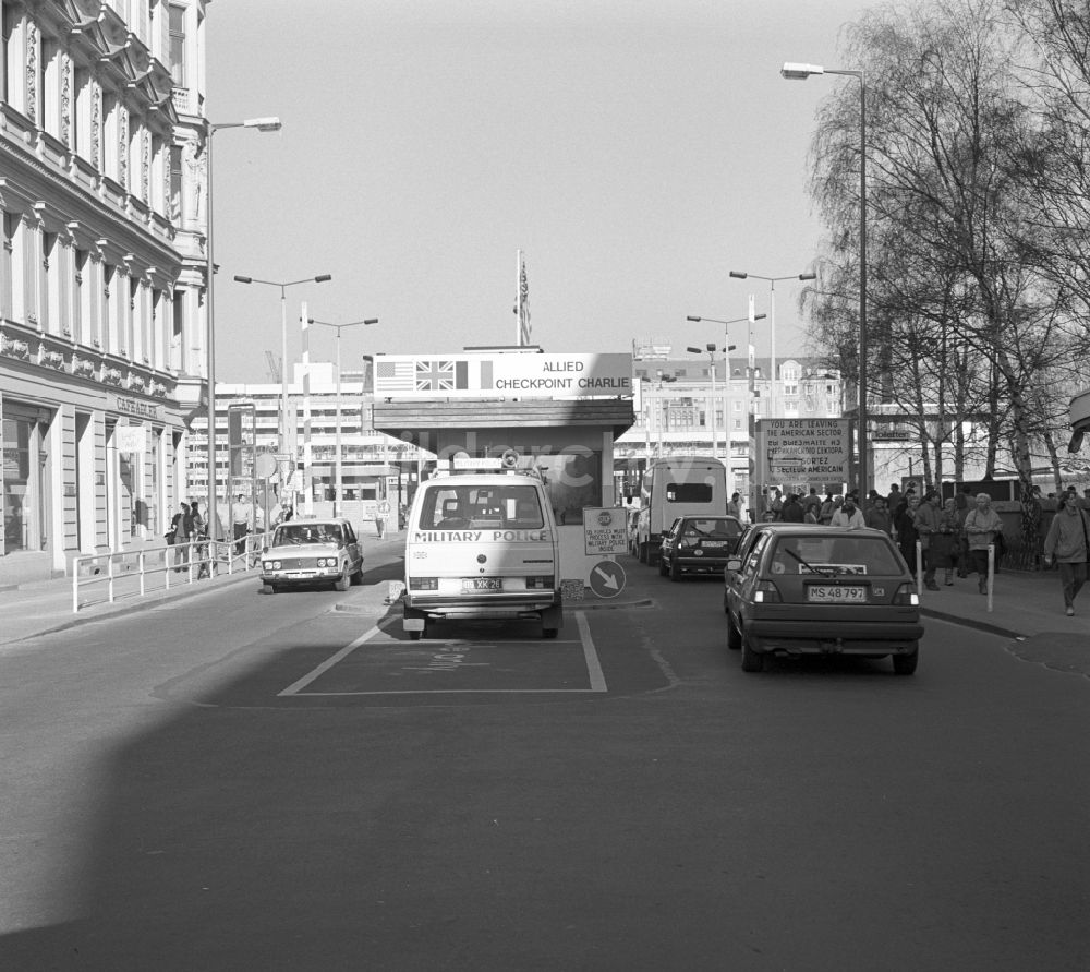 DDR-Bildarchiv: Berlin - Der bekannteste Berliner Grenzübergang Checkpoint Charlie in Berlin