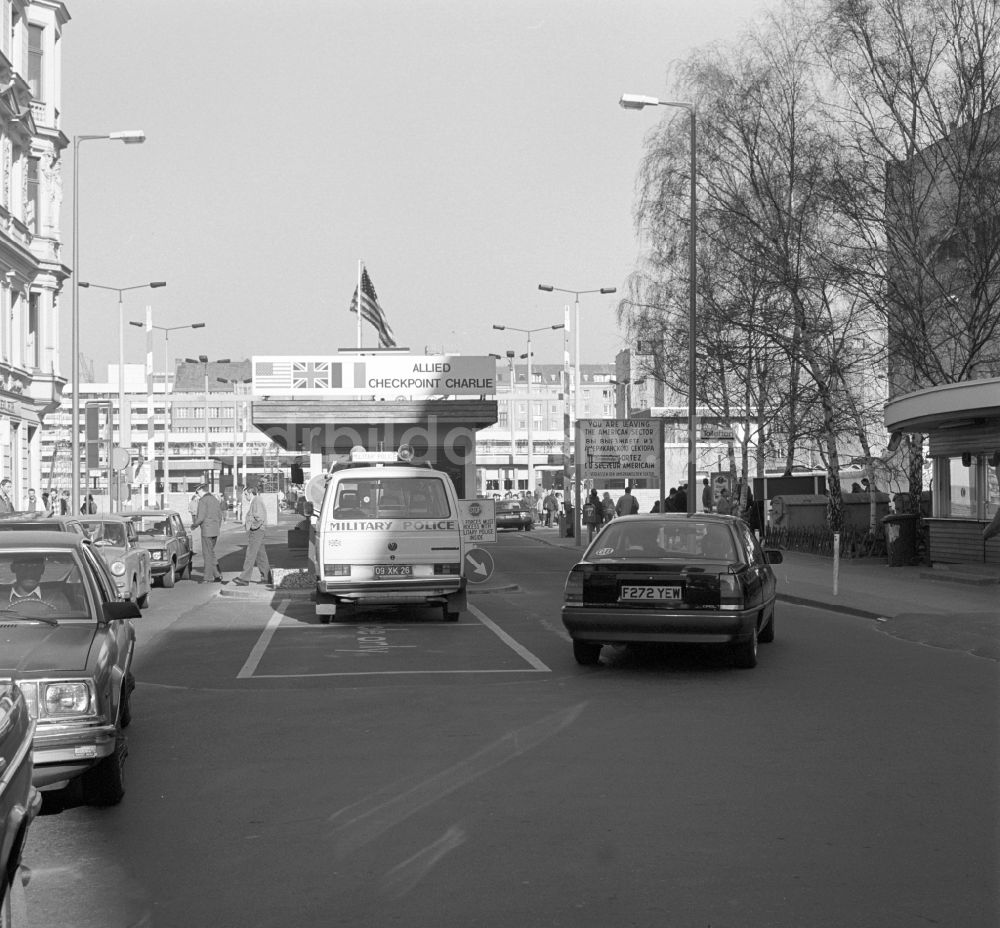 DDR-Fotoarchiv: Berlin - Der bekannteste Berliner Grenzübergang Checkpoint Charlie in Berlin