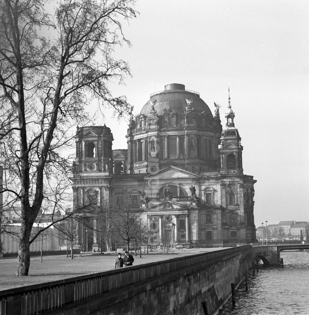 Berlin - Mitte: Der Berliner Dom auf der Spreeinsel in Berlin - Mitte