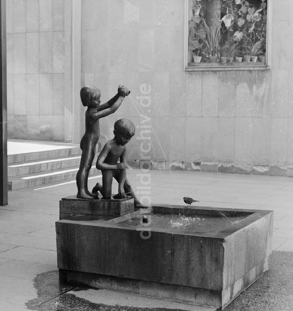 DDR-Fotoarchiv: Chemnitz - Der Brunnen Spielende Kinder des Künstlers Hanns Diettrich (1905 - 1983) in Karl-Marx-Stadt dem heutigen Chemnitz im heutigen Bundesland Sachsen