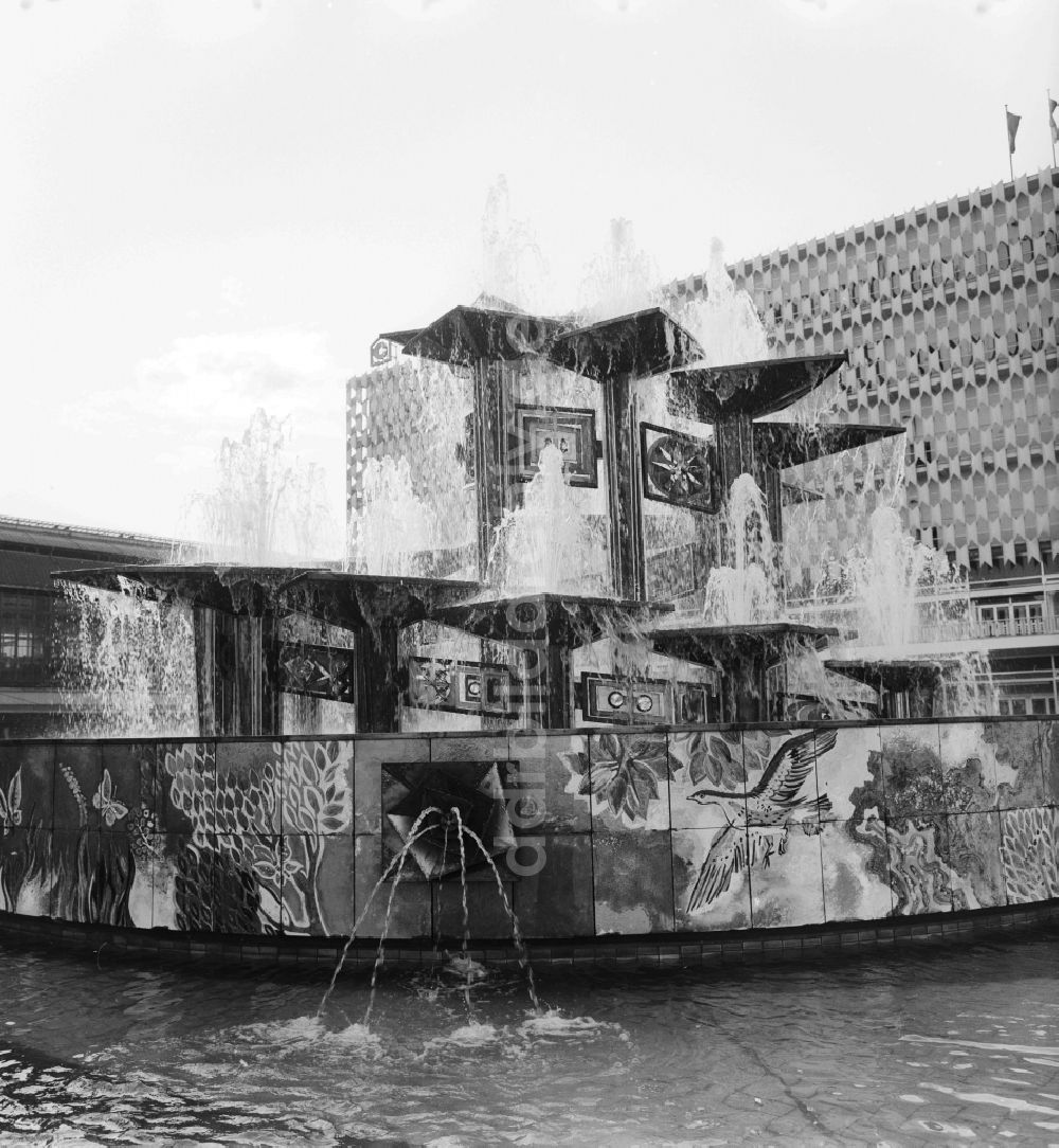 DDR-Fotoarchiv: Berlin - Der Brunnen der Völkerfreundschaft auf dem Alexanderplatz in Berlin