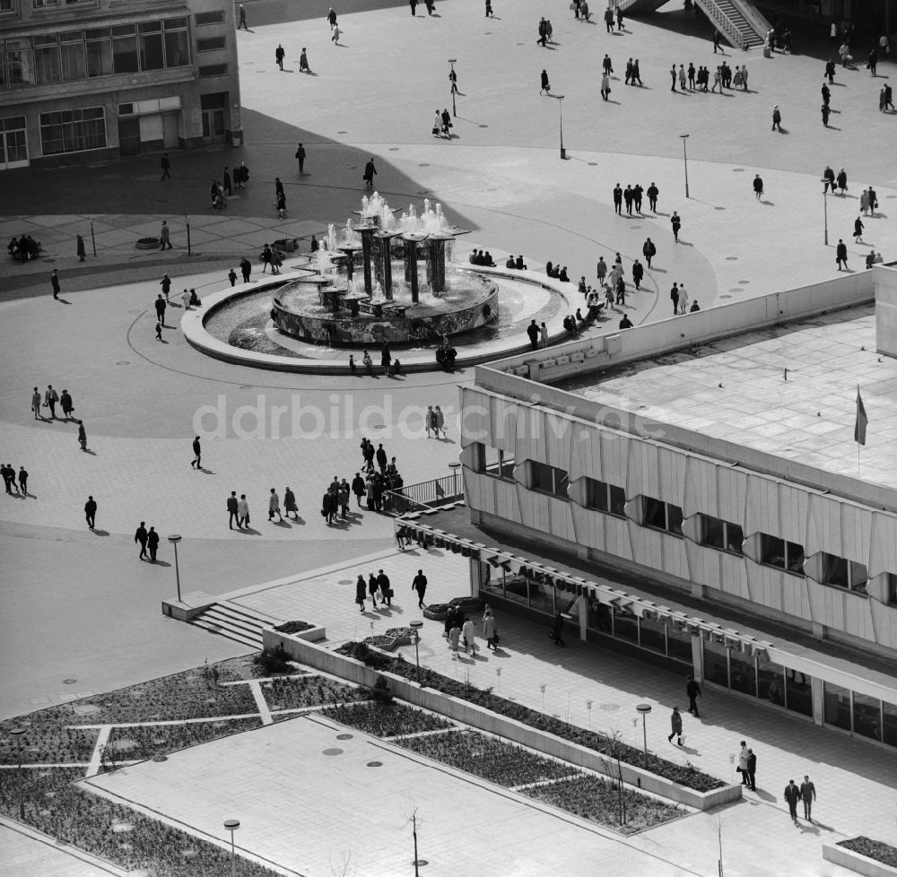 DDR-Fotoarchiv: Berlin - Der Brunnen der Völkerfreundschaft auf dem Alexanderplatz in Berlin-Mitte