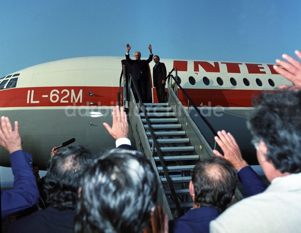 Piräus: Der DDR Staats- und Parteivorsitzende Erich Honecker, hier bei seiner Ankunft in Piräus in Griechenland. Anlass war ein zweitägiger Staatsbesuch