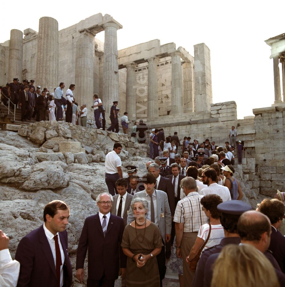 DDR-Fotoarchiv: Athen - Der DDR Staats- und Parteivorsitzende Erich Honecker stattet Griechenland einen zweitägigen Staatsbesuch ab, hier besichtigt Erich Honecker die Akropolis mit dem Erechtheion von Athen in Griechenland