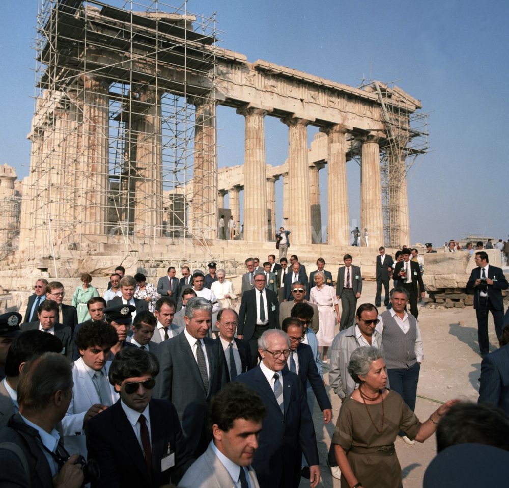 DDR-Bildarchiv: Athen - Der DDR Staats- und Parteivorsitzende Erich Honecker stattet Griechenland einen zweitägigen Staatsbesuch ab, hier besichtigt Erich Honecker die Akropolis mit dem Parthenon von Athen in Griechenland