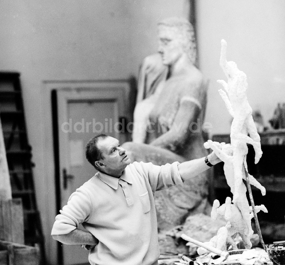 DDR-Bildarchiv: Berlin - Der deutscher Bildhauer, Grafiker und Zeichner Fritz Cremer (1906 - 1993) in Berlin, der ehemaligen Hauptstadt der DDR, Deutsche Demokratische Republik