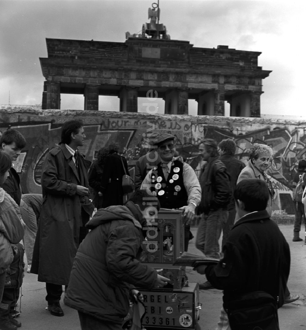 Berlin - Tiergarten: Der Drehorgelspieler, Eberhard Franke alias Orgel-Ebi, vor dem Brandenburger Tor in Berlin