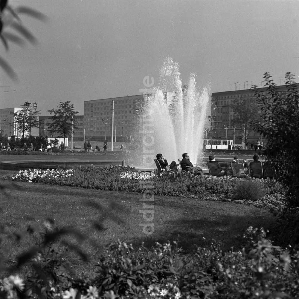 DDR-Fotoarchiv: Magdeburg - Der Ernst-Reuter-Brunnen am Ulrichplatz in Magdeburg