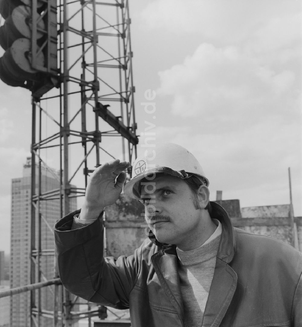 DDR-Bildarchiv: Berlin - Der Fotograf Manfred Uhlenhut auf einer Baustelle des IHB vor dem Hotel Stadt Berlin in Berlin - Mitte