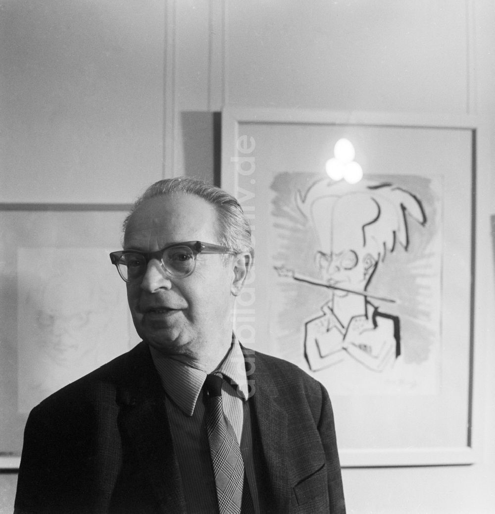 DDR-Fotoarchiv: Berlin - Der Grafiker und Karikaturist Herbert Sandberg (1908 - 1991) in Berlin, der ehemaligen Hauptstadt der DDR, Deutsche Demokratische Republik