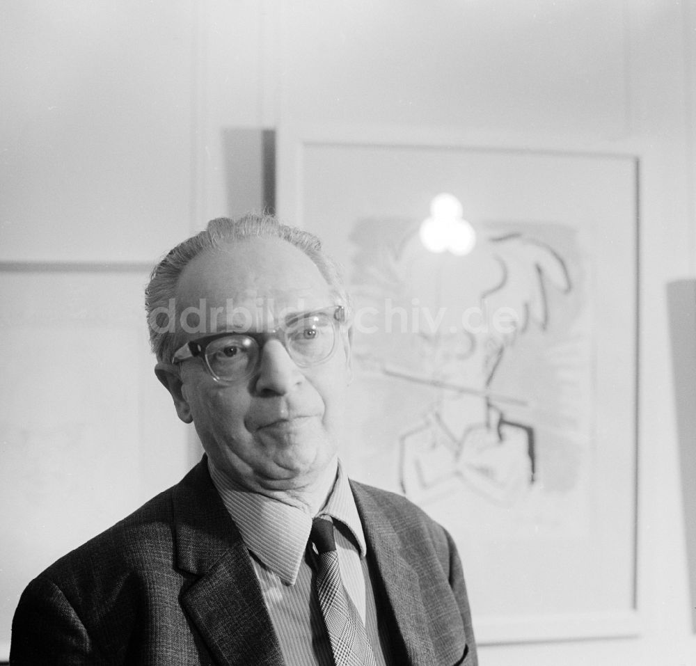Berlin: Der Grafiker und Karikaturist Herbert Sandberg (1908 - 1991) in Berlin, der ehemaligen Hauptstadt der DDR, Deutsche Demokratische Republik