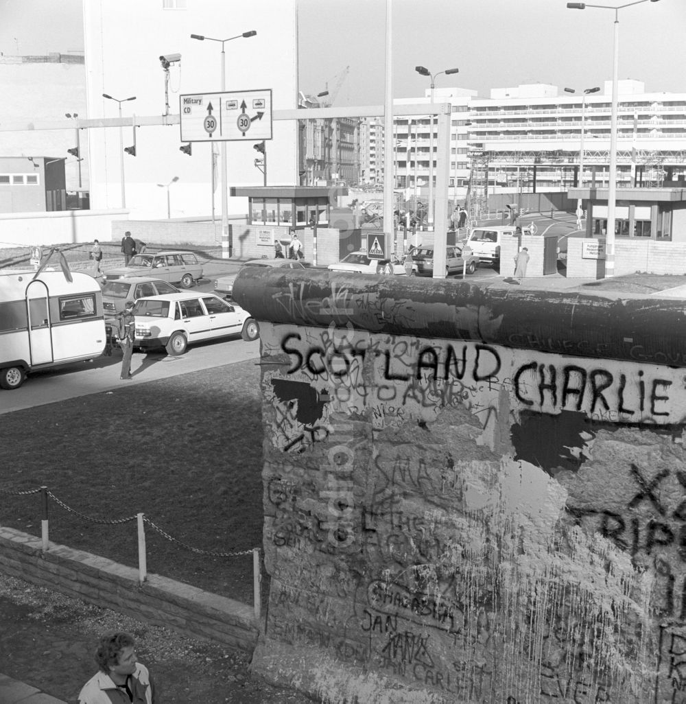 DDR-Fotoarchiv: Berlin - Der Grenzübergang Checkpoint Charlie durch die Berliner Mauer in Berlin