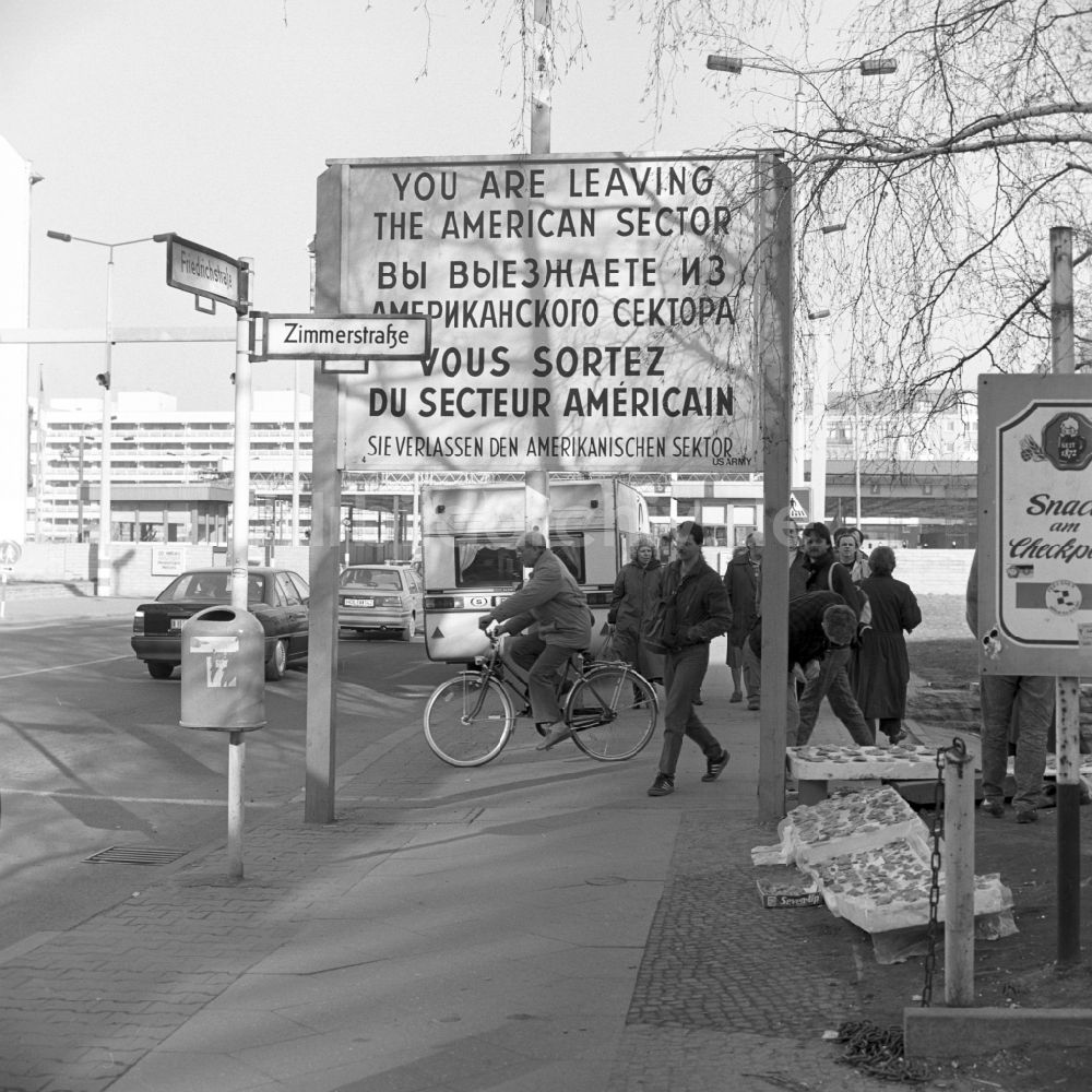 Berlin: Der Grenzübergang Checkpoint Charlie durch die Berliner Mauer in Berlin