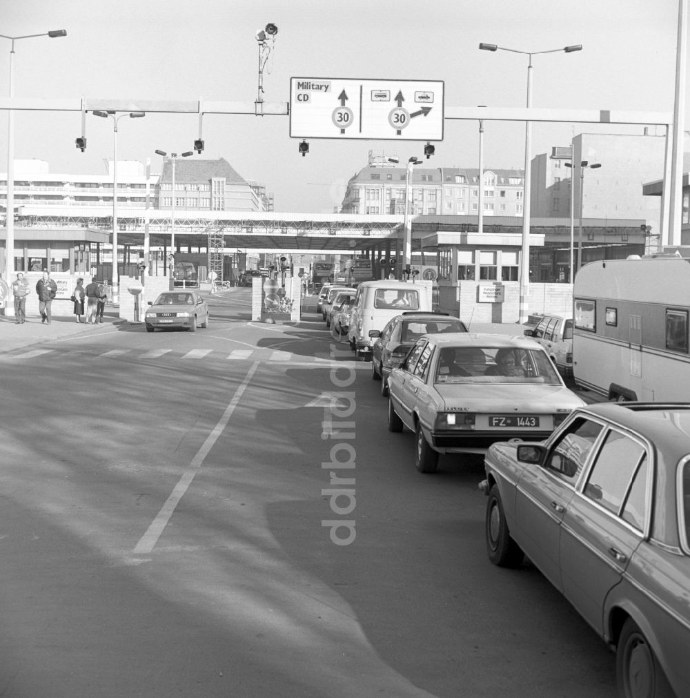 DDR-Bildarchiv: Berlin - Der Grenzübergang Checkpoint Charlie durch die Berliner Mauer in Berlin