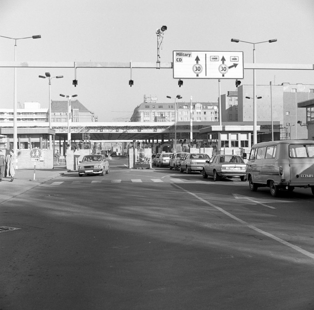 DDR-Fotoarchiv: Berlin - Der Grenzübergang Checkpoint Charlie durch die Berliner Mauer in Berlin