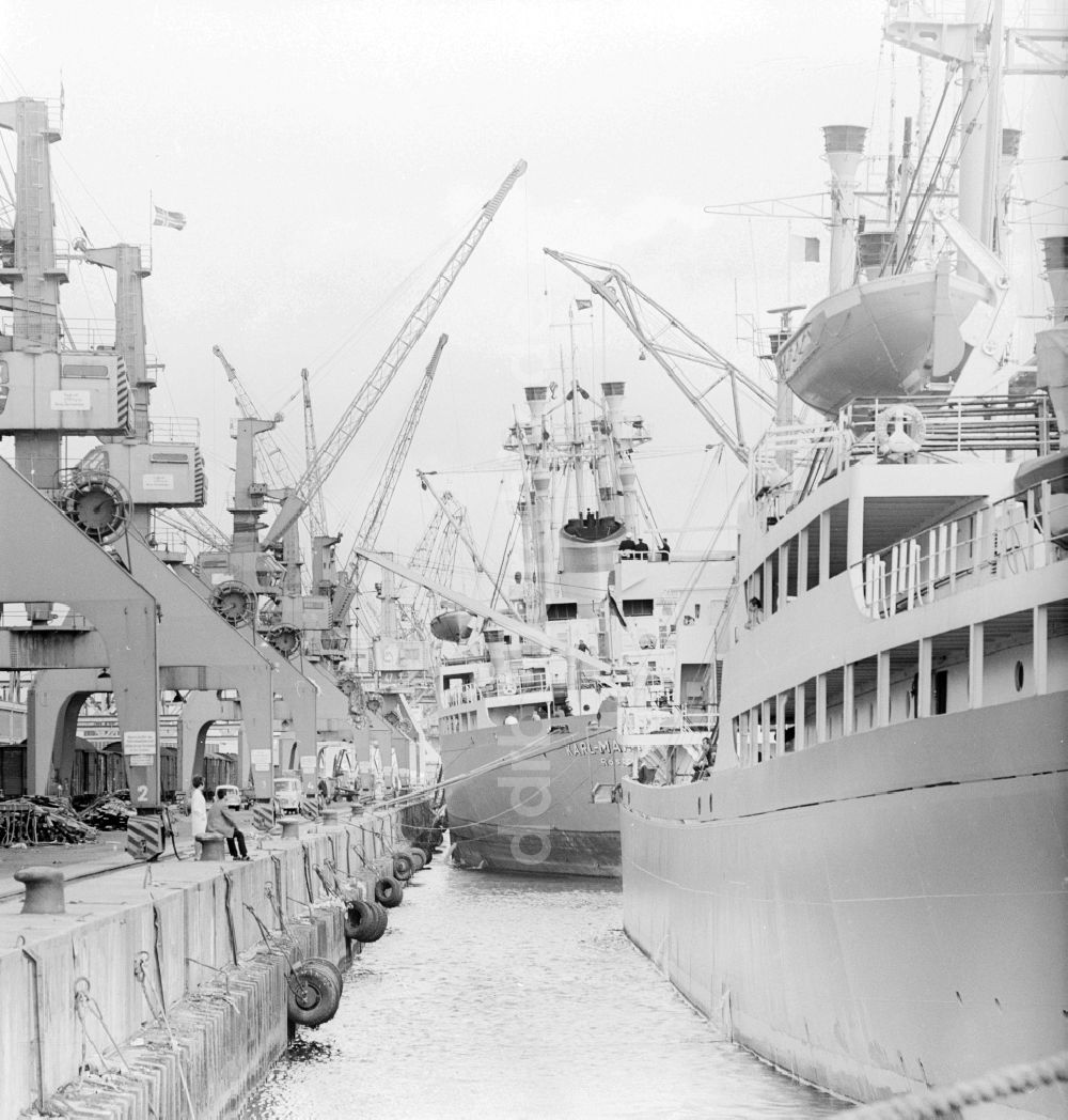 DDR-Bildarchiv: Rostock - Der Hafen Rostock an der Unterwarnow in Rostock in Mecklenburg-Vorpommern in der DDR