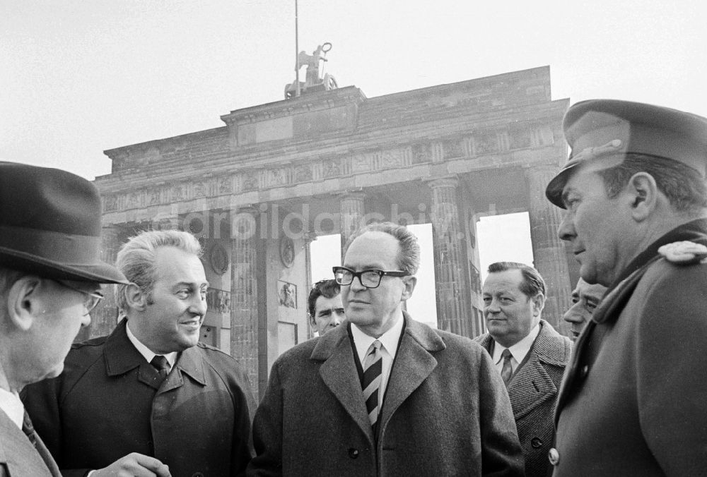 Berlin: Der Kommandant des Sowjetischen Sektors von Berlin, Artur Kunath, mit Politikern am Brandenburger Tor in Berlin, der ehemaligen Hauptstadt der DDR, Deutsche Demokratische Republik