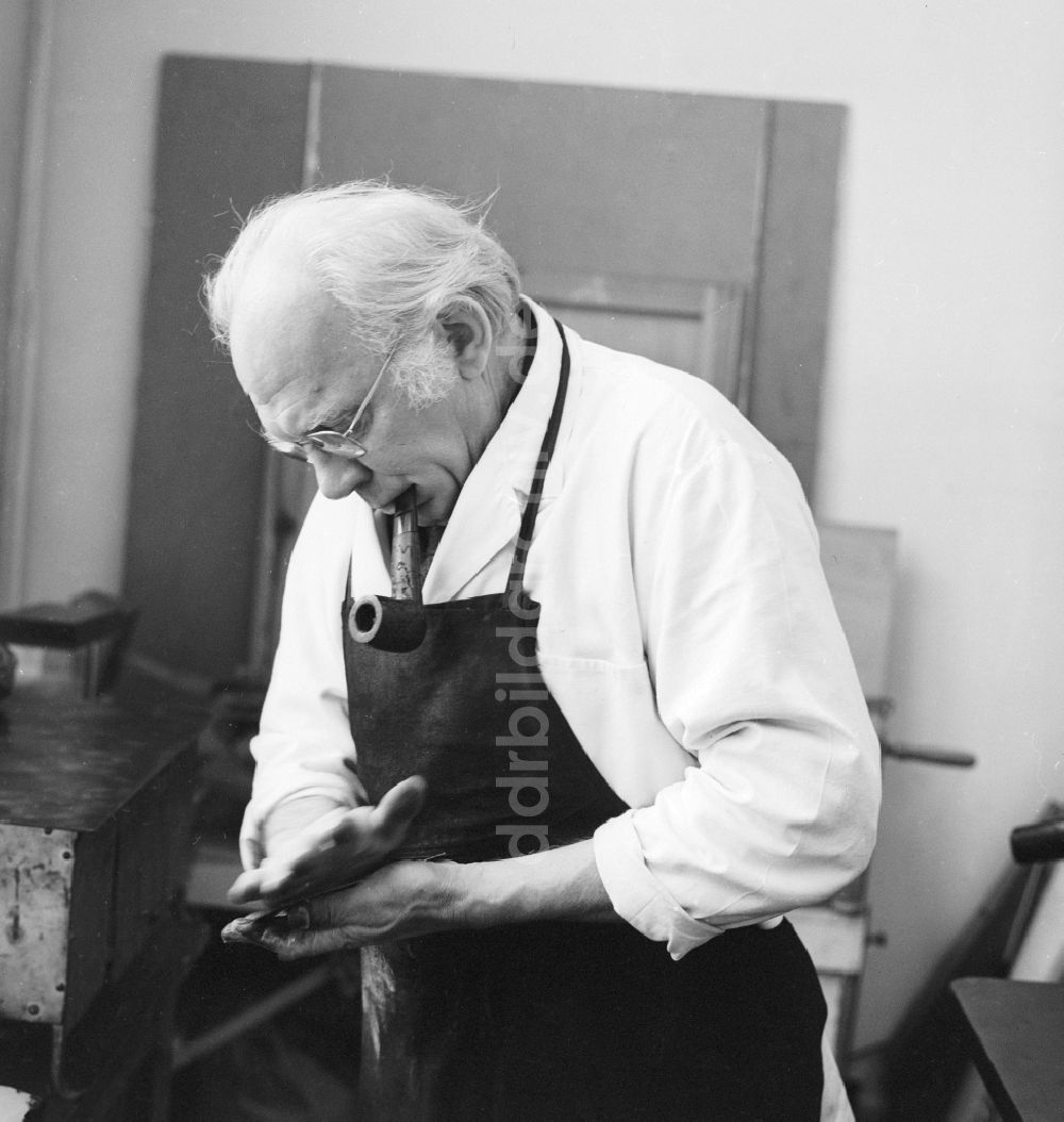 DDR-Bildarchiv: Berlin - Der Maler und Grafiker Arno Mohr ( 1910 - 2011 ) in seinem Atelier in Berlin, der ehemaligen Hauptstadt der DDR, Deutsche Demokratische Republik
