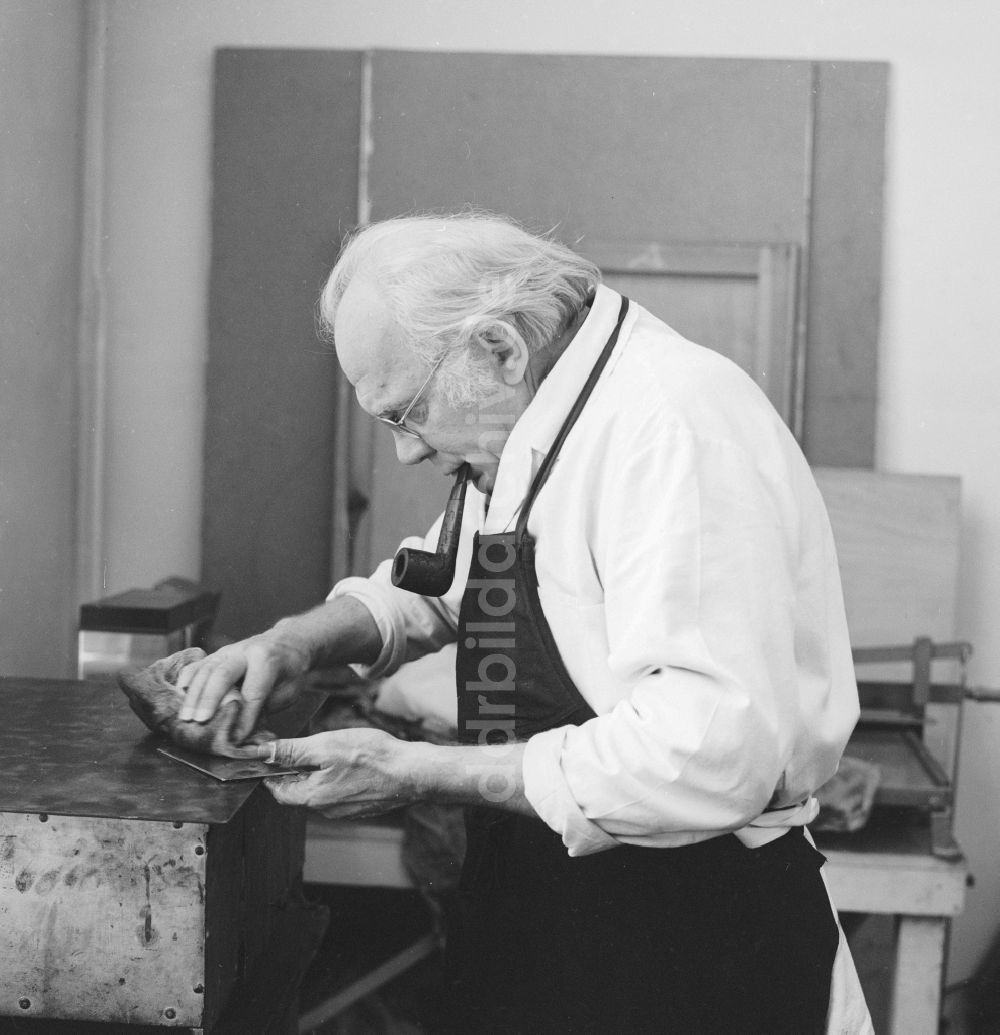 DDR-Fotoarchiv: Berlin - Der Maler und Grafiker Arno Mohr ( 1910 - 2011 ) in seinem Atelier in Berlin, der ehemaligen Hauptstadt der DDR, Deutsche Demokratische Republik