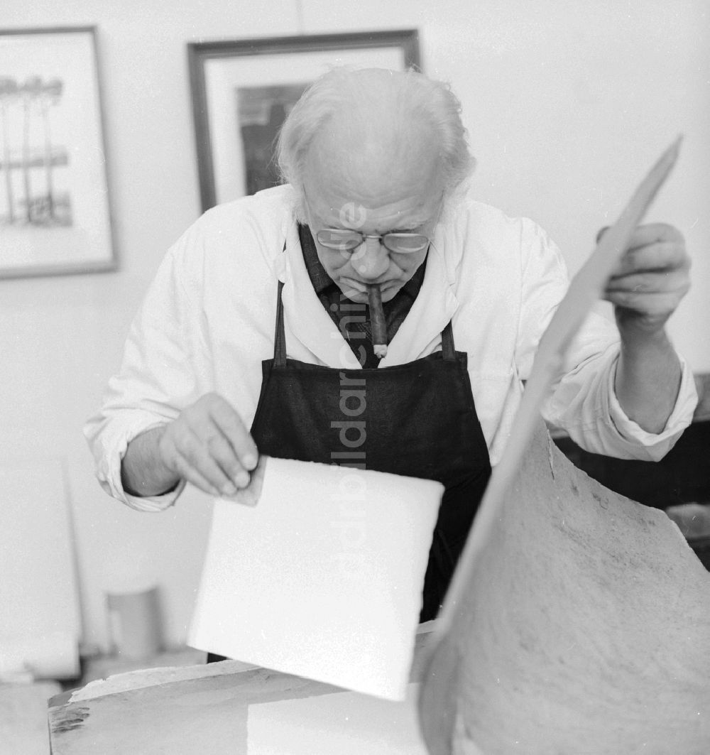 Berlin: Der Maler und Grafiker Arno Mohr ( 1910 - 2011 ) in seinem Atelier in Berlin, der ehemaligen Hauptstadt der DDR, Deutsche Demokratische Republik