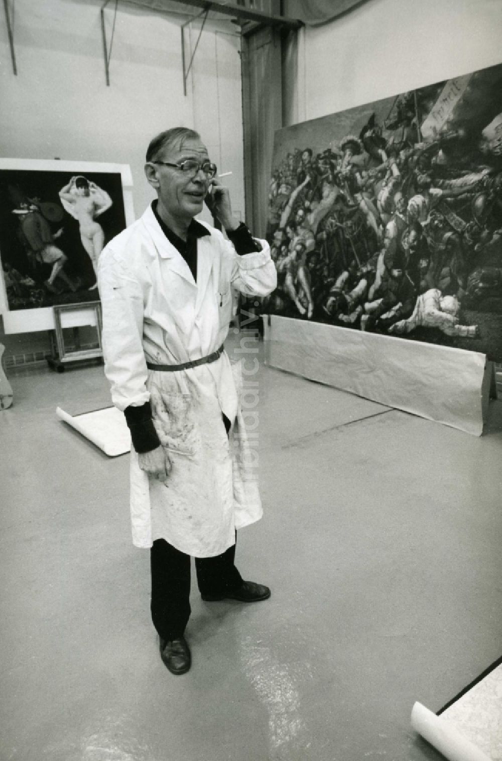 DDR-Fotoarchiv: Leipzig - Der Maler, Werner Tübke (1929 - 2004), in seinem Atelier in Leipzig im heutigen Bundesland Sachsen
