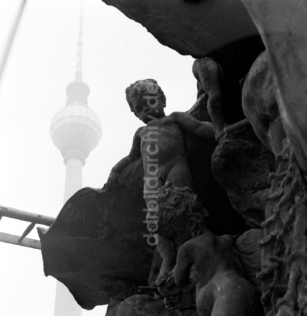 DDR-Bildarchiv: Berlin - Der Neptunbrunnen in Berlin-Mitte vor dem Fernesehturm