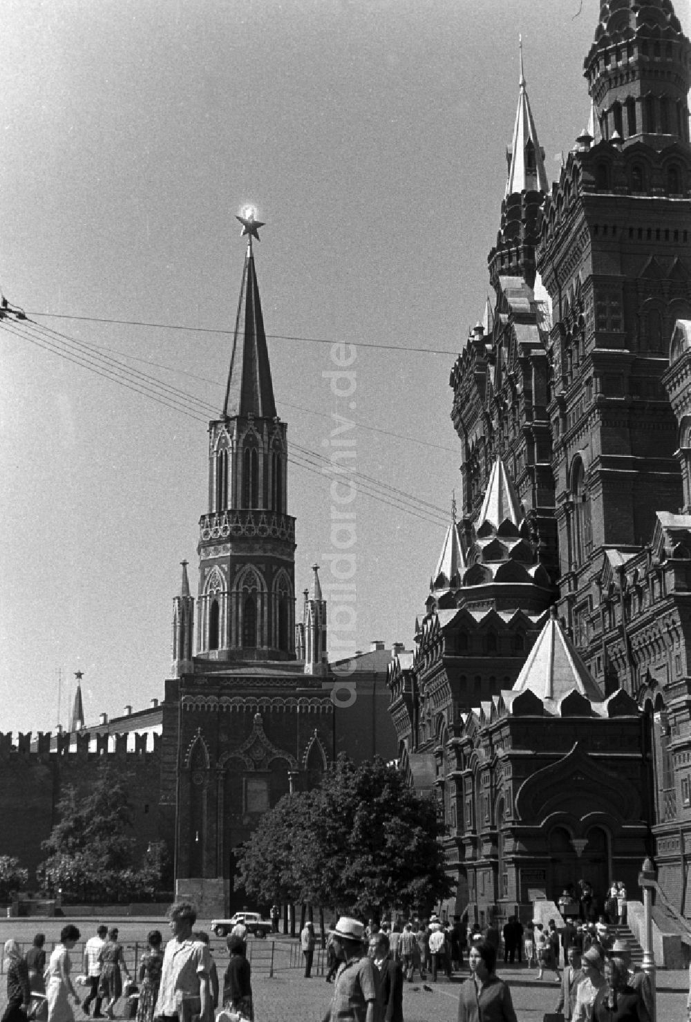 Moskau: Der Nikolausturm der Kremlmauer am Roten Platz in Moskau 