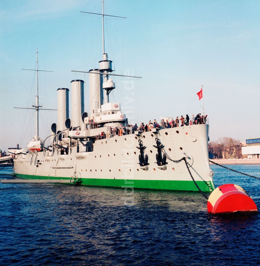 DDR-Bildarchiv: Sankt-Peterburg - Der Panzerkreuzer Aurora auf dem Fluß Newa in Leningrad, heute Sankt-Peterburg, in Russland