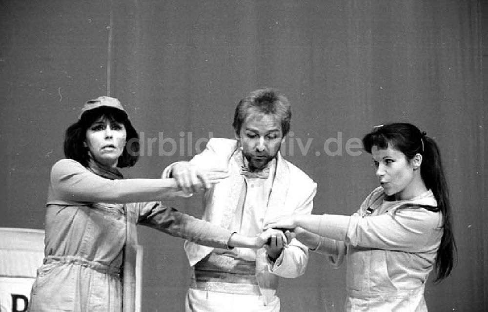 DDR-Bildarchiv: Berlin - Der Pinsel, sein Onkel Valentin im Theater der Freundschaft in Berlin Umschlagnr.: 1337 Foto: Bonitz