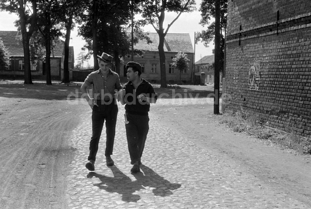 Paaren im Glien: Der Schauspieler Ingolf Gorges (links) in Paaren im Glien in Brandenburg in der DDR