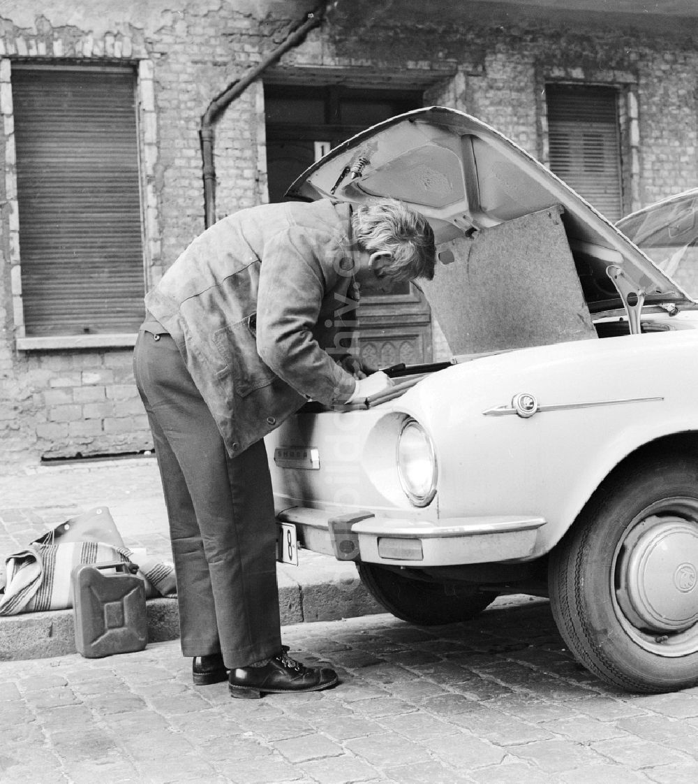 DDR-Fotoarchiv: Berlin - Der Schauspieler Peter Borgelt (1927-1994) repariert auf der Straße sein Auto in Berlin, der ehemaligen Hauptstadt der DDR, Deutsche Demokratische Republik