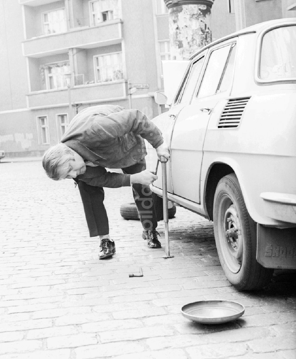 DDR-Bildarchiv: Berlin - Der Schauspieler Peter Borgelt (1927-1994) repariert auf der Straße sein Auto in Berlin, der ehemaligen Hauptstadt der DDR, Deutsche Demokratische Republik