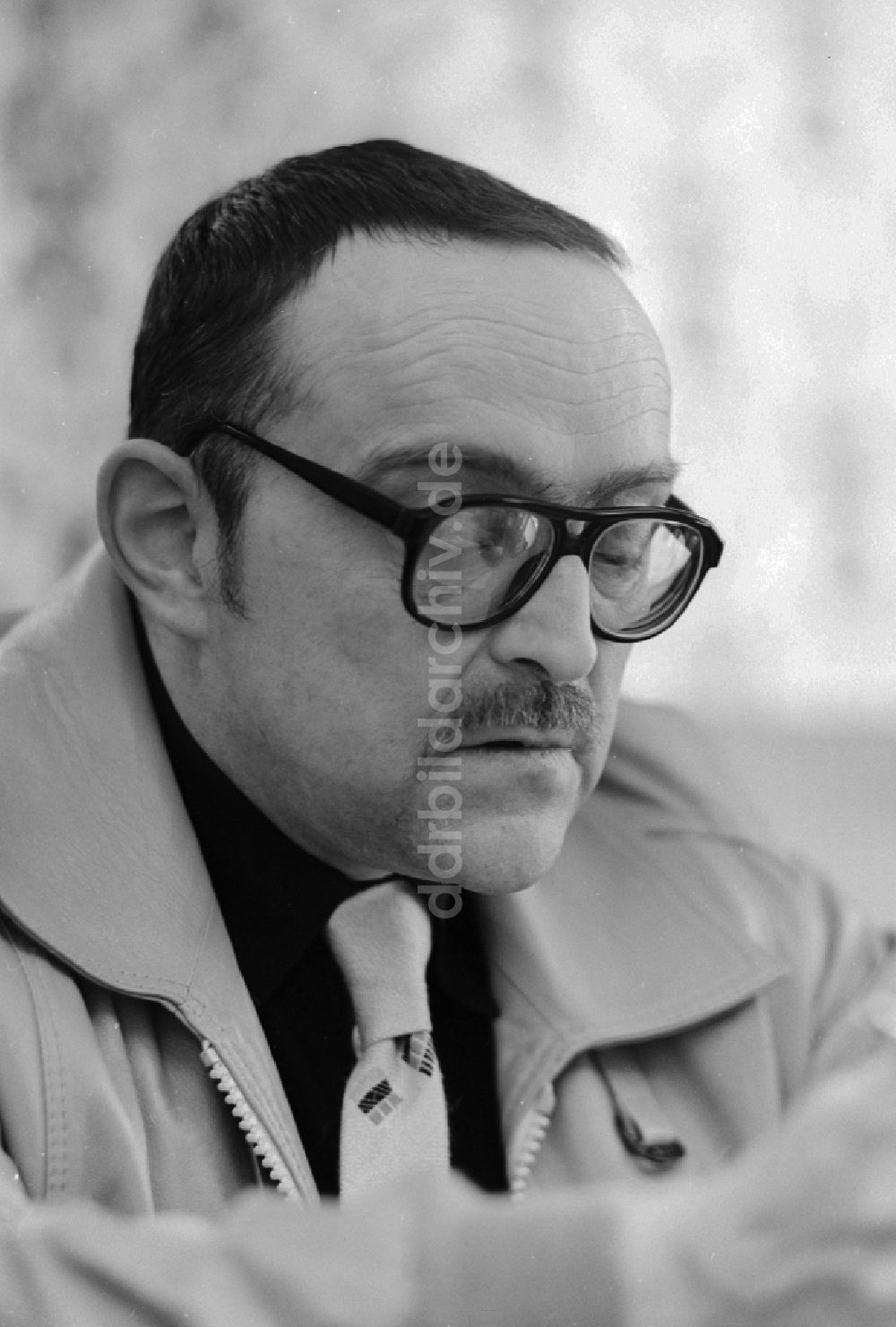 Berlin: Der Schriftsteller und Drehbuchautor Otto Bonhoff (1931 - 2001) in Berlin, der ehemaligen Hauptstadt der DDR, Deutsche Demokratische Republik