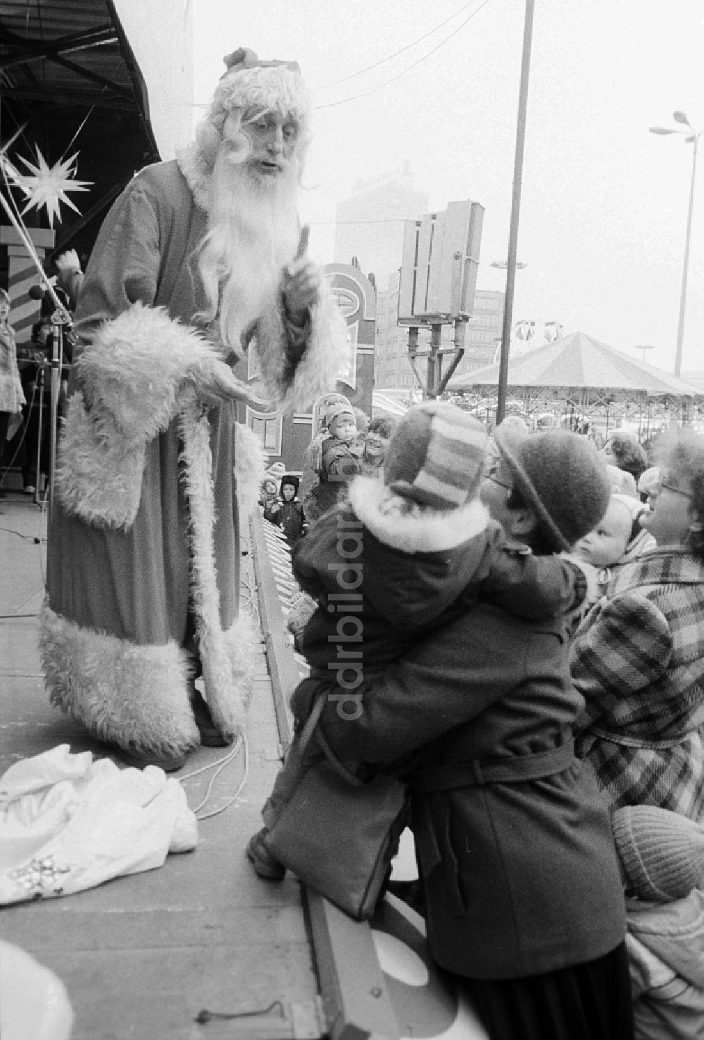 Berlin: Der Weihnachtsmann auf den Berliner Weihnachtsmarkt in Berlin, der ehemaligen Hauptstadt der DDR, Deutsche Demokratische Republik
