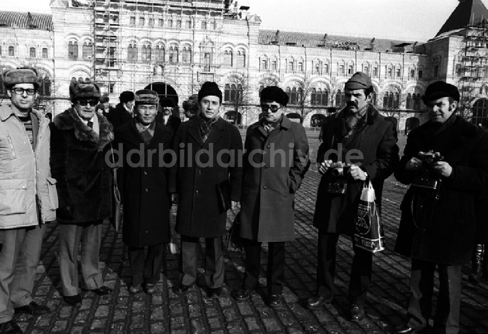 DDR-Fotoarchiv: Moskau - Deutsche Touristen auf dem Roten Platz vor dem Kaufhaus GUM in Moskau