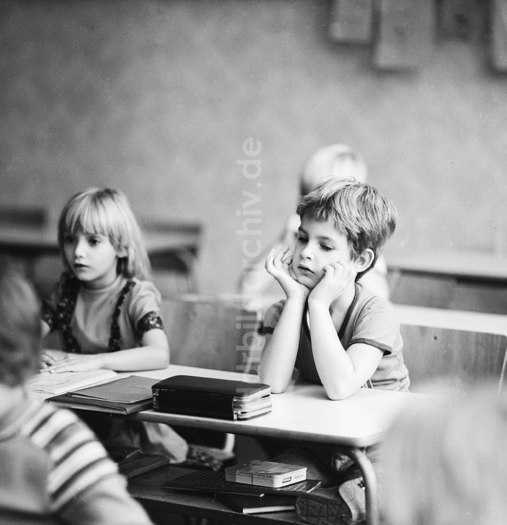 DDR-Bildarchiv: Berlin - Deutschunterricht in der Unterstufe in einer Schule in Berlin