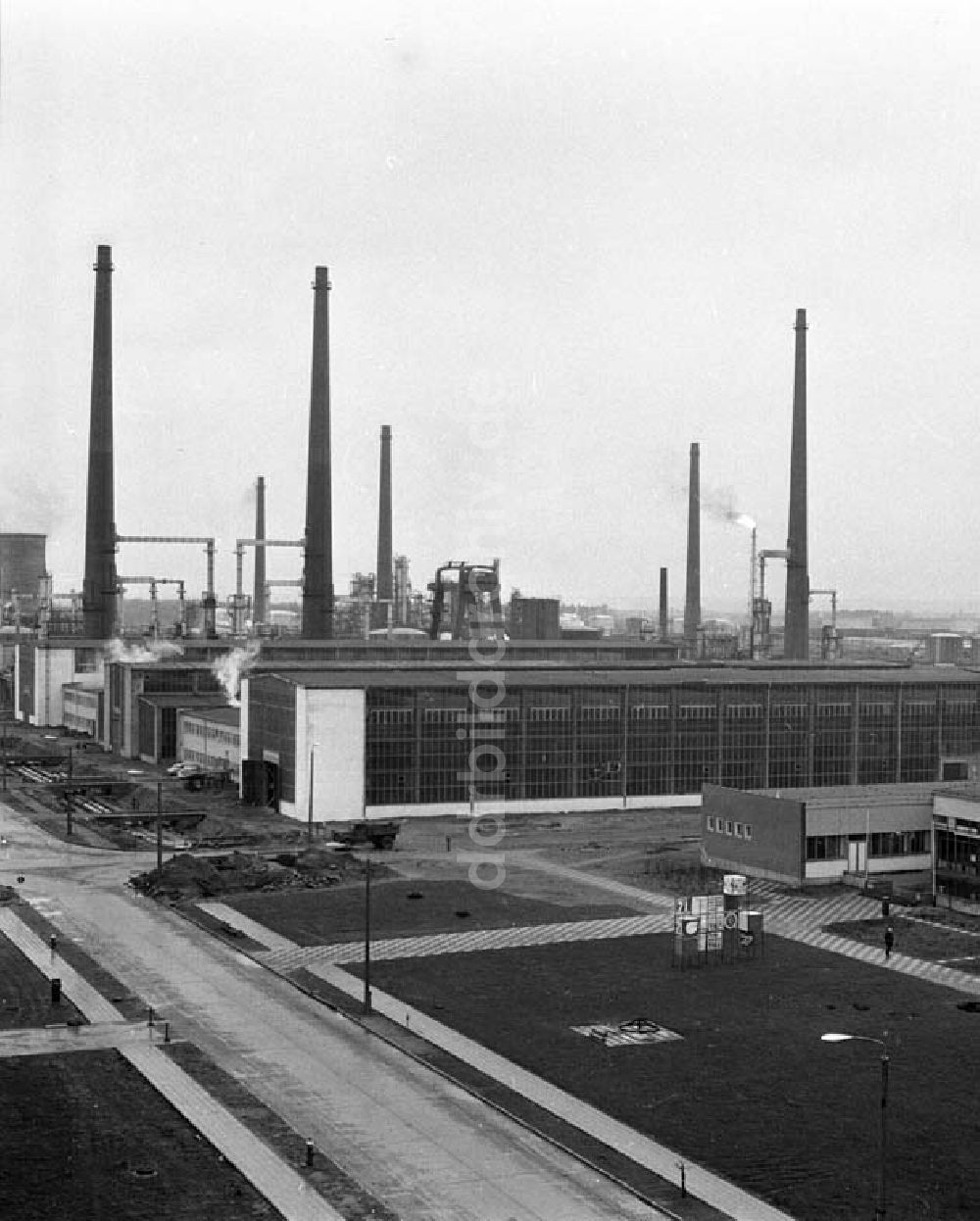 Schwedt: Dezember 1965 Erdölverarbeitungswerk Schwedt/Oder heute: PCK Raffinerie GmbH, Passower Chaussee 111, 16303 Schwedt/Oder, Tel