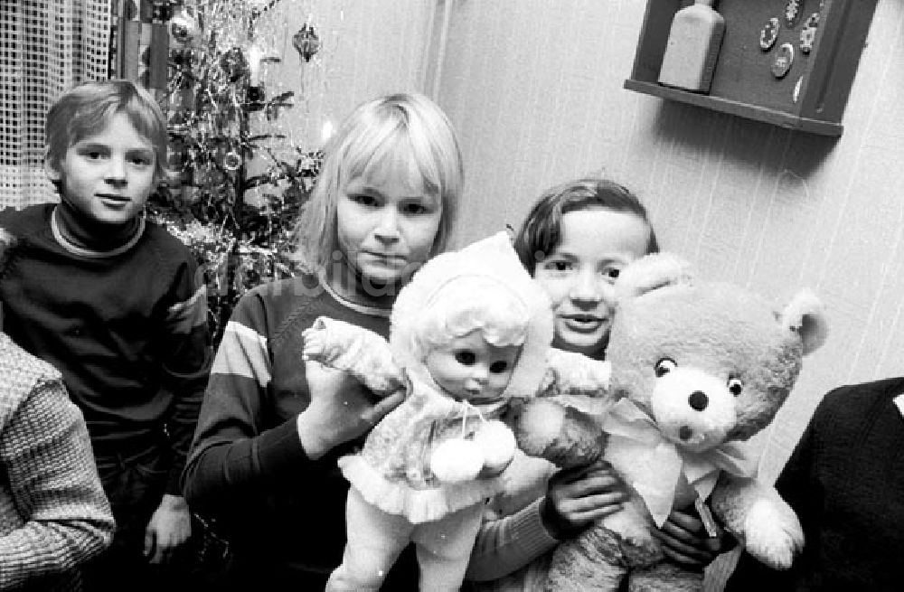 DDR-Fotoarchiv: Berlin - 23.Dezember 1973 Die Kinder des Jugendheims Markarenkow bei der