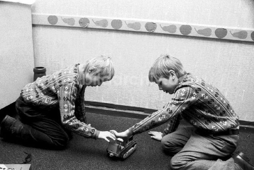 Berlin: 23.Dezember 1973 Die Kinder des Jugendheims Markarenkow bei der