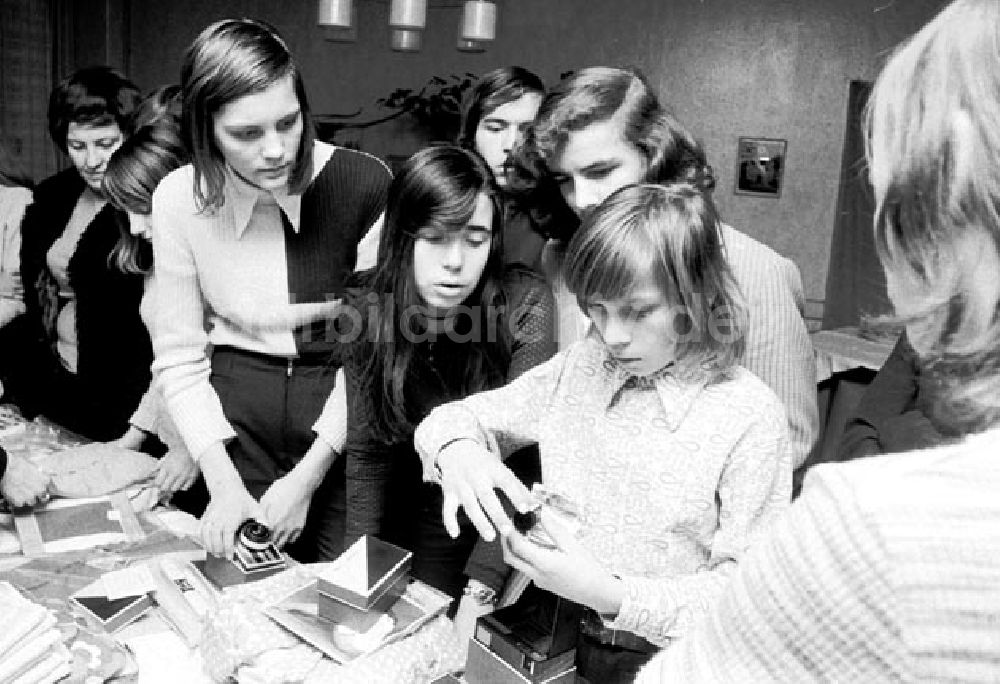 DDR-Bildarchiv: Berlin - 23.Dezember 1973 Die Kinder des Jugendheims Markarenkow bei der